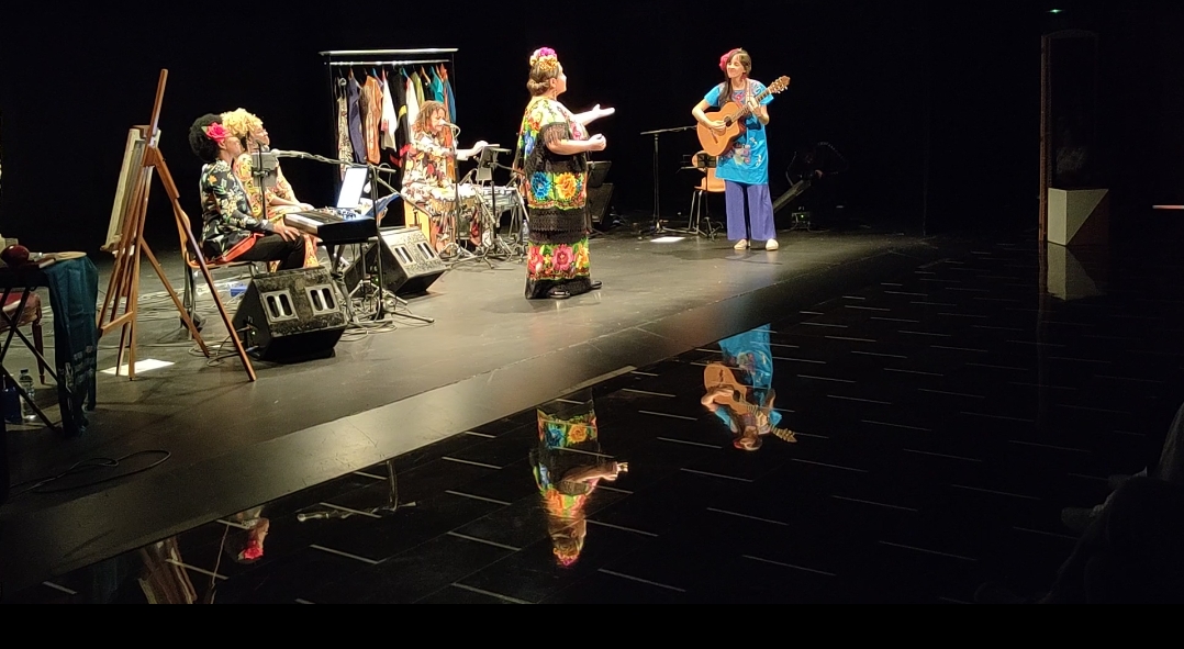 Momento en que Frida entona su canción "La llorona" | Fuente Mayte SanGlez